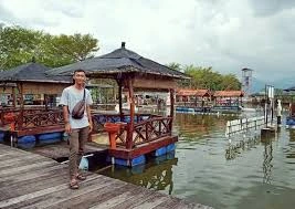 Restoran Terapung Di Tengah Danau 